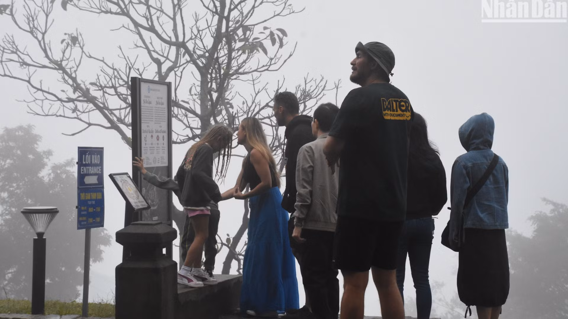 Đoàn du khách quốc tế tìm hiểu bản đồ số 3D trước khi vào tham quan Di tích Quốc gia Hải Vân quan sáng 17/12 (Ảnh: ANH ĐÀO)