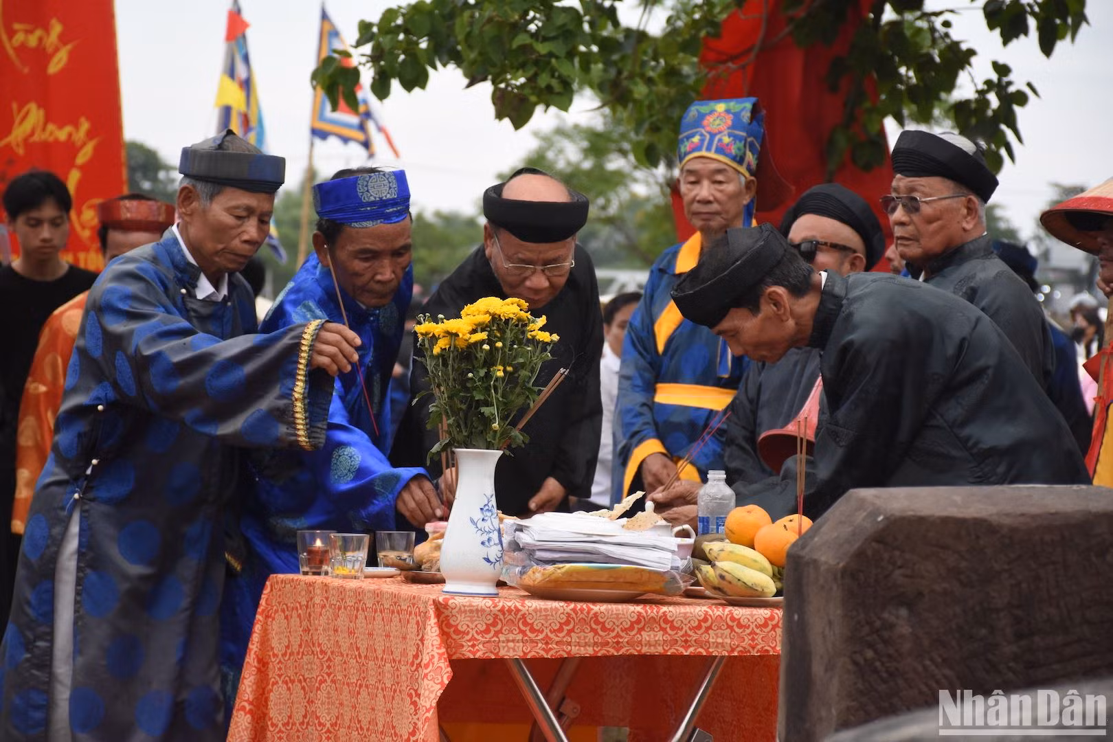 Chủ trì là các vị trưởng làng, đại diện các tộc họ và các chủ ruộng. Lễ vật cúng cũng đơn giản gồm hương đèn, hoa quả, trầu cau, rượu, đồ Thổ thần, xôi và gà luộc và các vật phẩm khác. (Ảnh: ANH ĐÀO)