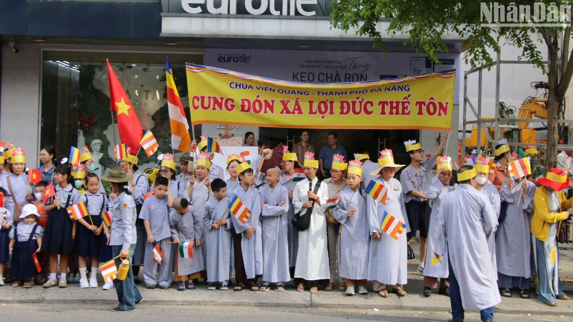 Trên nhiều tuyến phố trung tâm Đà Nẵng, hàng nghìn tăng ni, Phật tử chờ đón Đoàn rước xá lợi Đức Phật đi qua. (Ảnh: ANH ĐÀO)