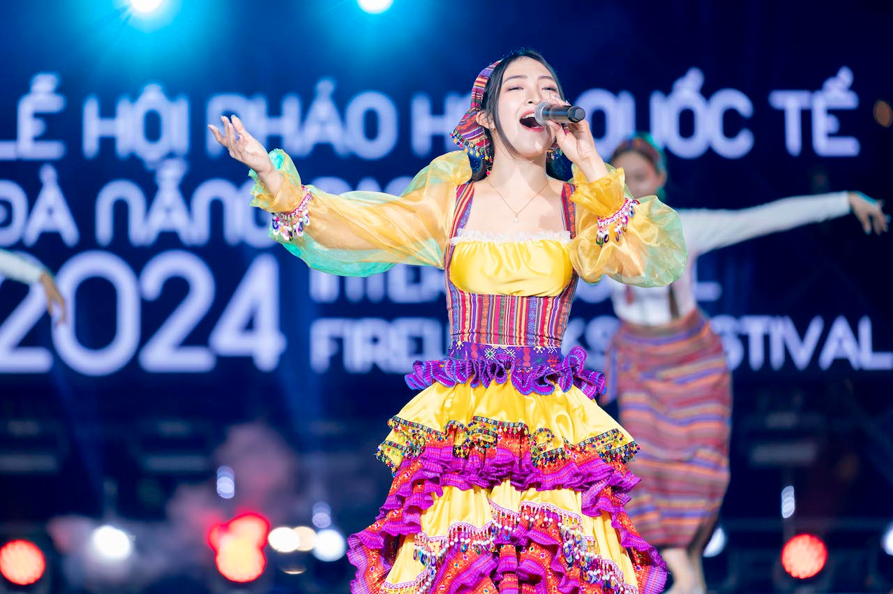 Quán quân Giọng hát Việt nhí 2015, ca sĩ Trịnh Nguyễn Hồng Minh biểu diễn tại chương trình tổng duyệt.