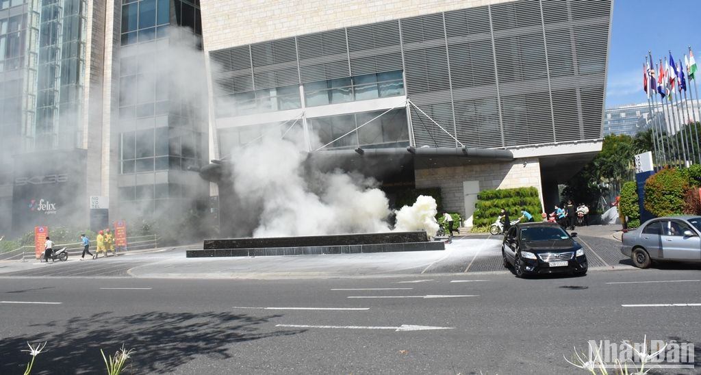 Nhanh chóng đưa các phương tiện xe ô-tô, xe máy ra khỏi khu vực cháy tại tầng hầm B1. (Ảnh: ANH ĐÀO)