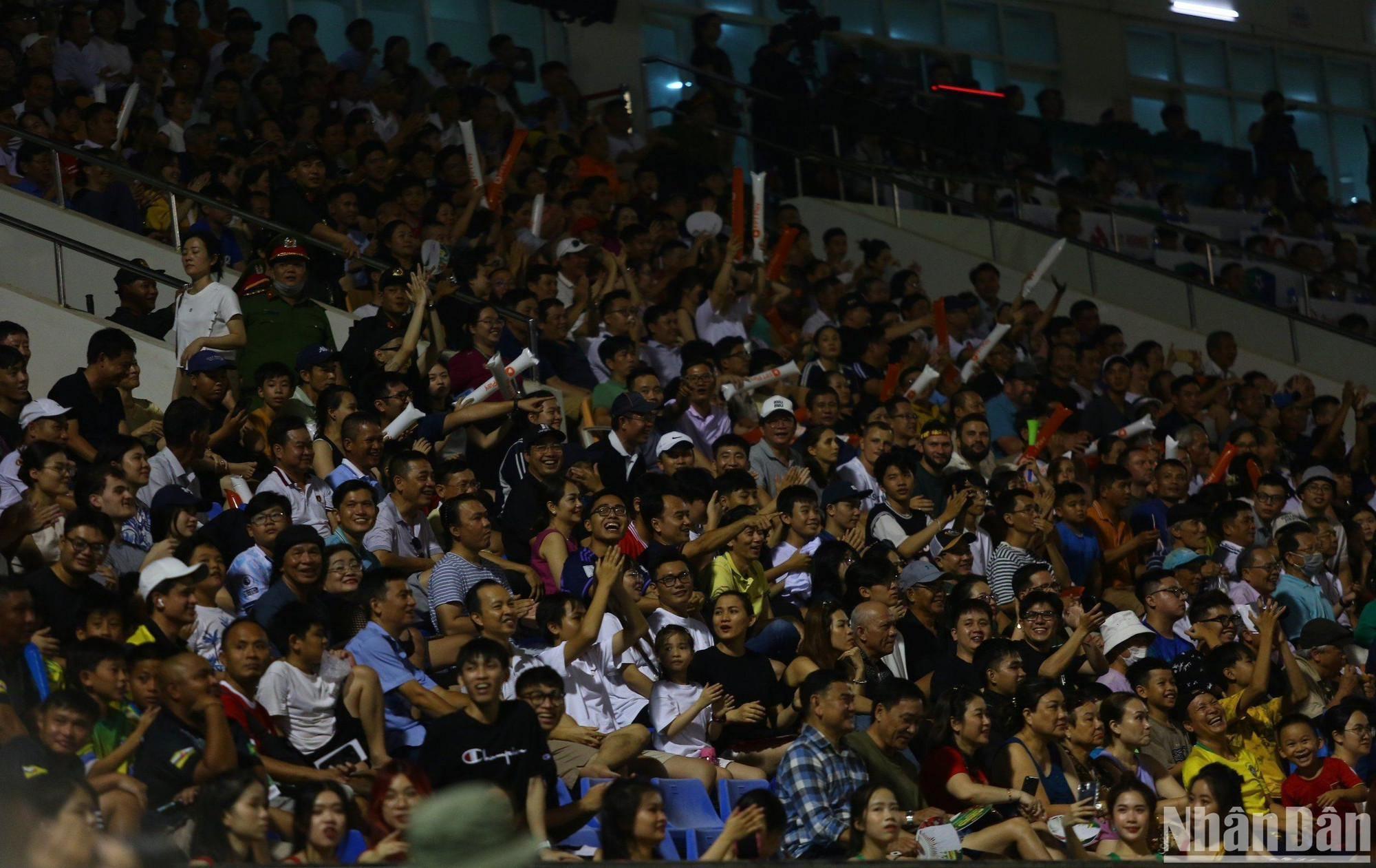 Người hâm mộ bóng đá cháy cùng trận đấu.