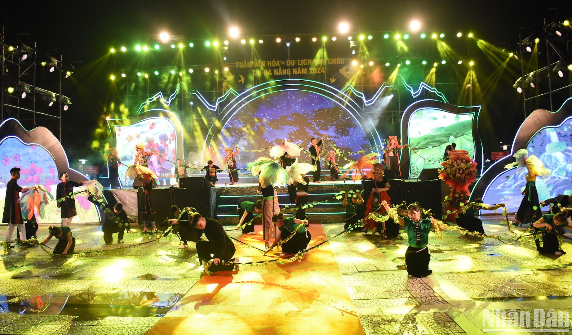 Các nghệ sĩ hóa thân thành hình tượng “Hoa Núi”. (Ảnh: ANH ĐÀO)