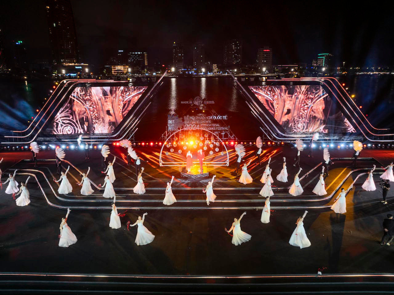 Đại sân khấu hình bàn tay của DIFF 2024.