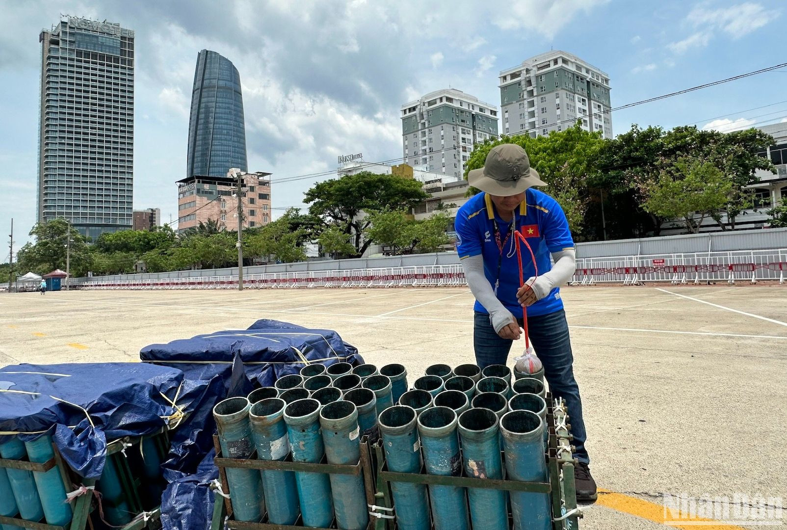 Mỗi công đoạn lắp đặt pháo được thực hiện nghiêm túc, chuẩn xác theo đúng kỹ thuật. (Ảnh ANH ĐÀO)