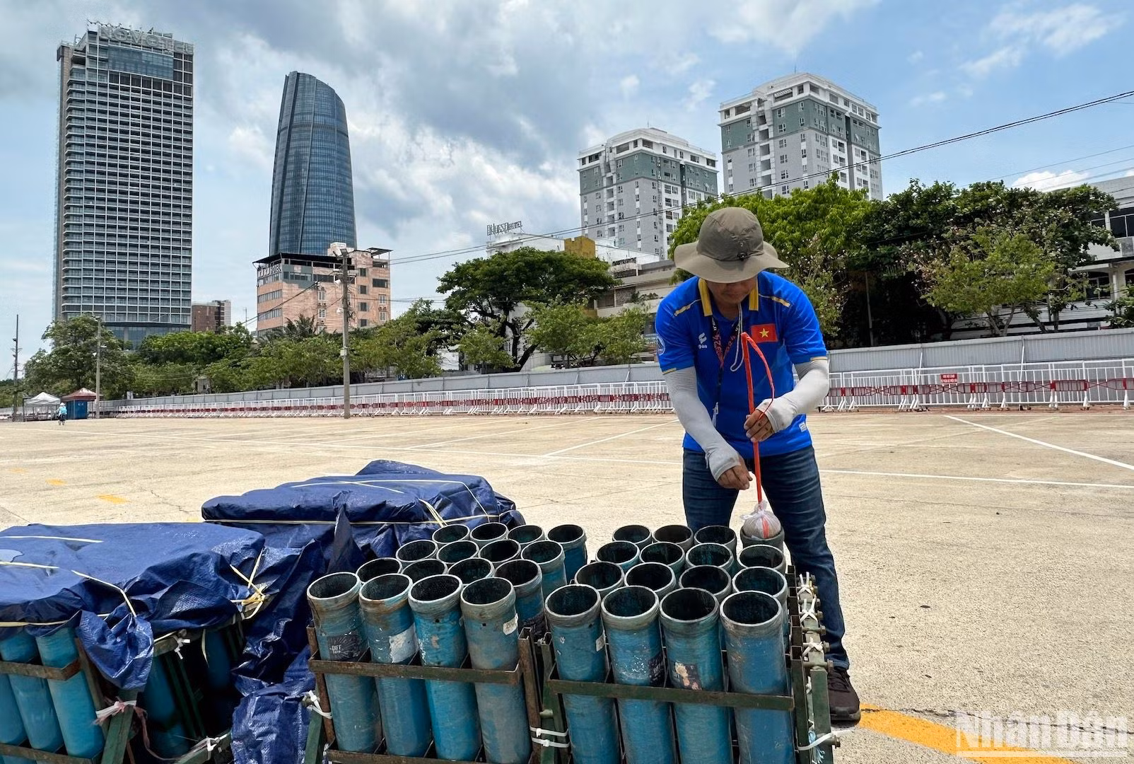 Mỗi công đoạn lắp đặt pháo được thực hiện nghiêm túc, chuẩn xác theo đúng kỹ thuật. (Ảnh ANH ĐÀO)