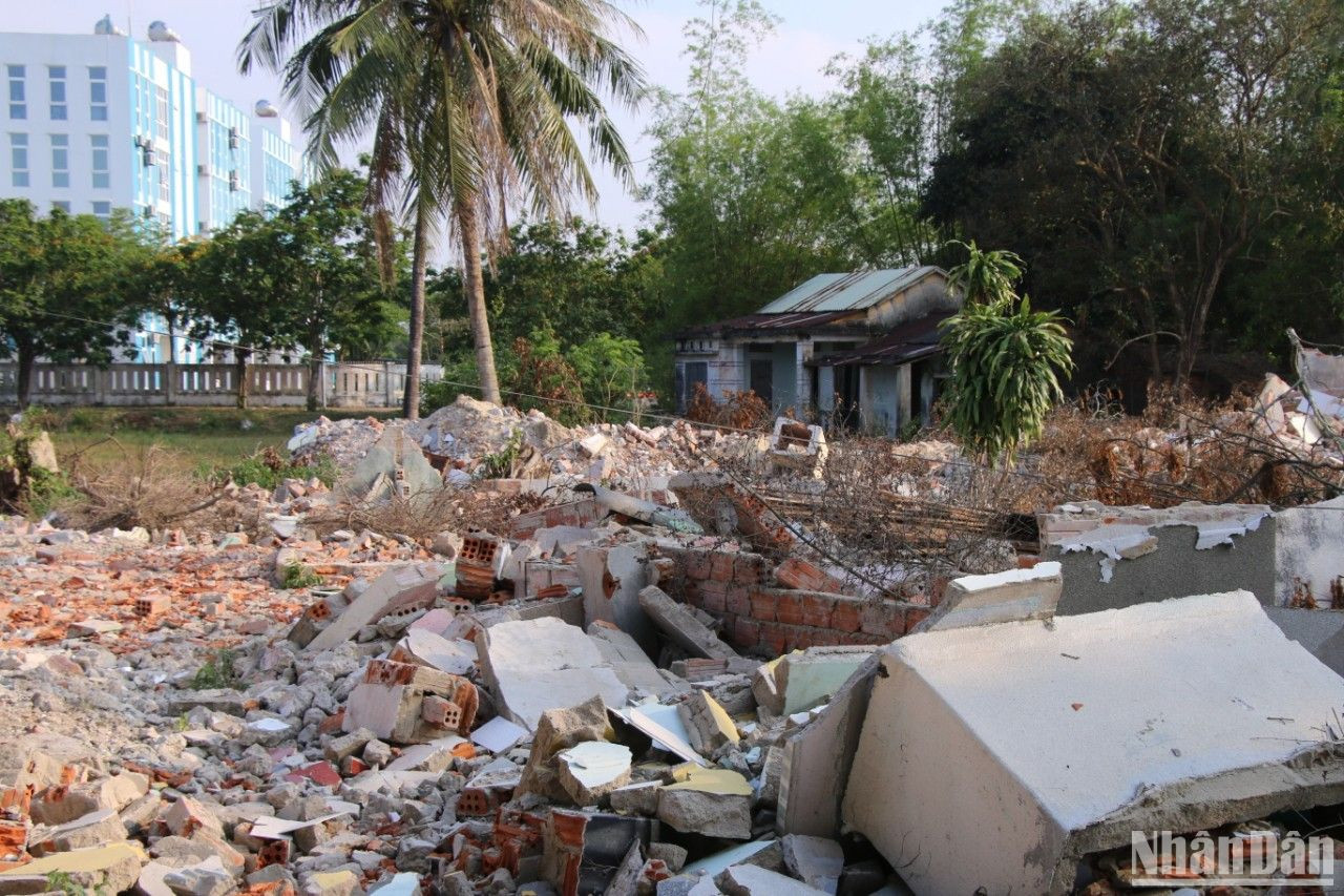 Đến nay, chính quyền quận Ngũ Hành Sơn đã vận động hàng trăm hộ gia đình di dời, giải tỏa các công trình trong diện tích quy hoạch Dự án. (Ảnh: ANH ĐÀO)