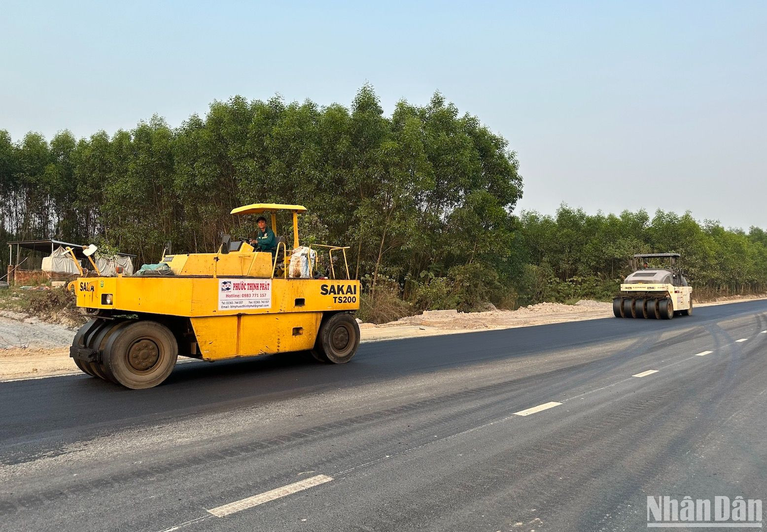 Nhiều phương tiện cùng các công nhân đang lao động, làm việc không ngưng nghỉ giữa trời nắng gắt.