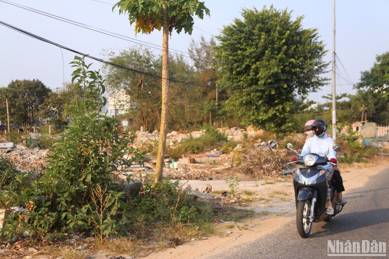 Người dân sống trong khu vực quy hoạch Dự án này mong muốn các công trình xây dựng trong Dự án được triển khai hoàn thiện để sớm hết cảnh sống "treo" cùng Dự án. (Ảnh: ANH ĐÀO)