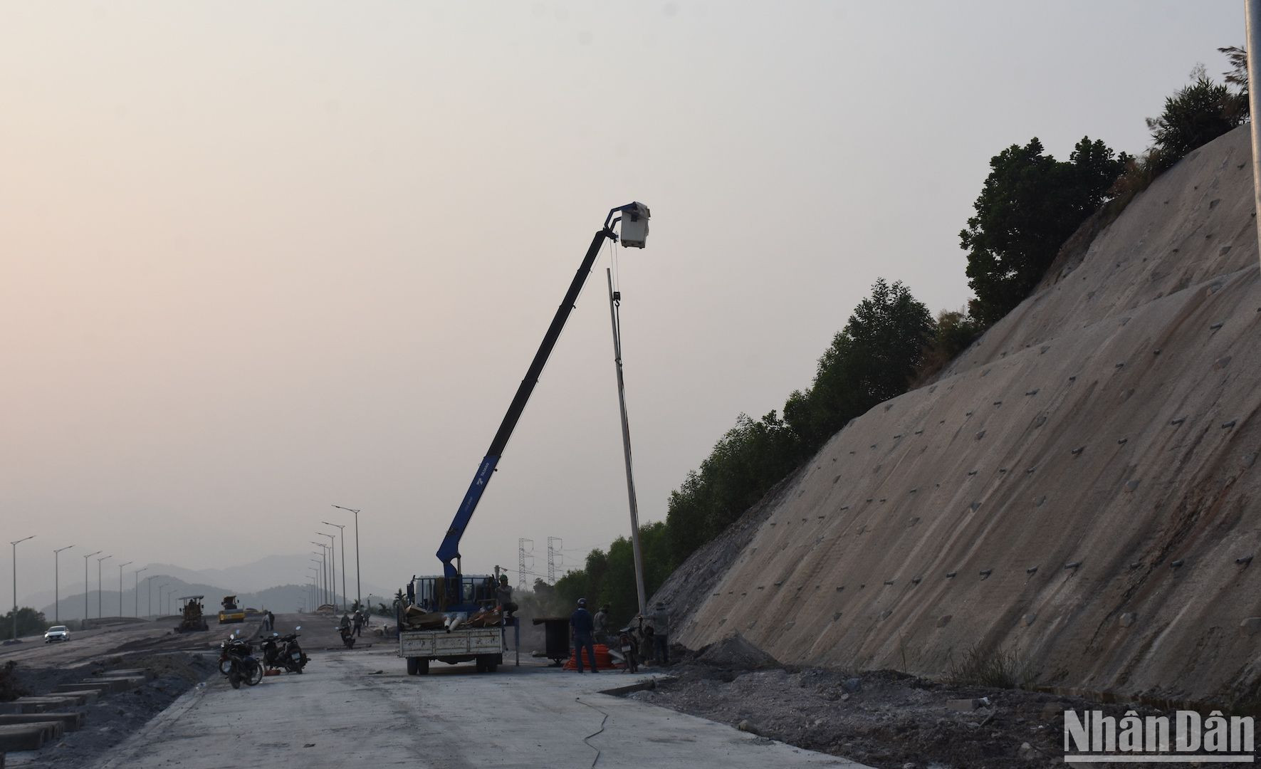 Hạng mục điện đang được đơn vị thi công tích cực lắp đặt để hoàn thiện chiều 25/4.