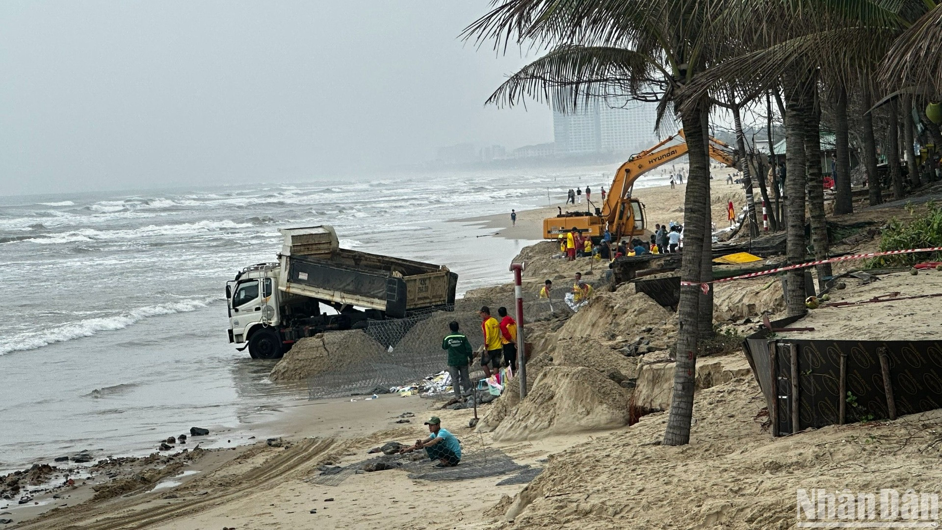 Khu vực sạt lở kéo dài hơn 100m và toàn bộ khu vực bị ảnh hưởng dài khoảng 500m, đây là đoạn bờ biển thuộc biển Mỹ Khê - một trong những bãi biển được bình chọn là đẹp nhất hành tinh. (Ảnh: ANH ĐÀO) Khu vực sạt lở kéo dài hơn 100m và toàn bộ khu vực bị ảnh hưởng dài khoảng 500m, đây là đoạn bờ biển thuộc biển Mỹ Khê - một trong những bãi biển được bình chọn là đẹp nhất hành tinh. (Ảnh: ANH ĐÀO)