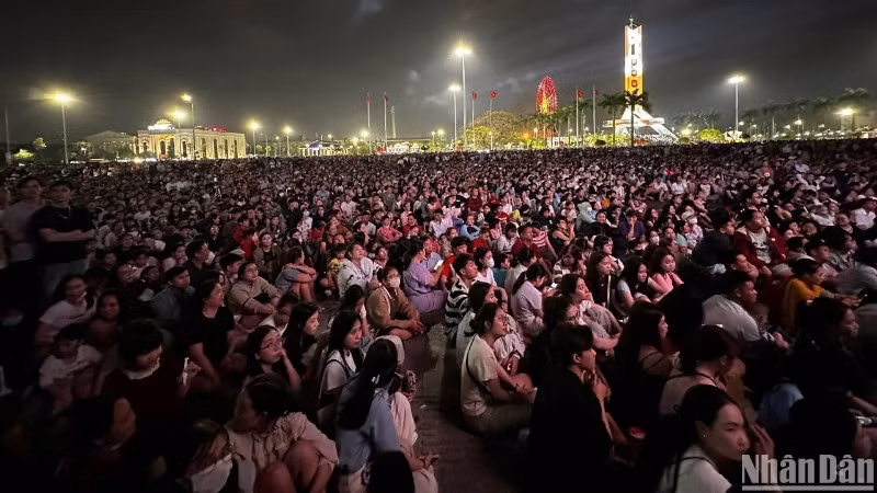 Hàng ngàn người dân ngồi kín Quảng trường 29/3 để dõi theo chương trình ở hai màn hình LED được lắp đặt phía ngoài sân khấu chính. (Ảnh: ANH ĐÀO)
