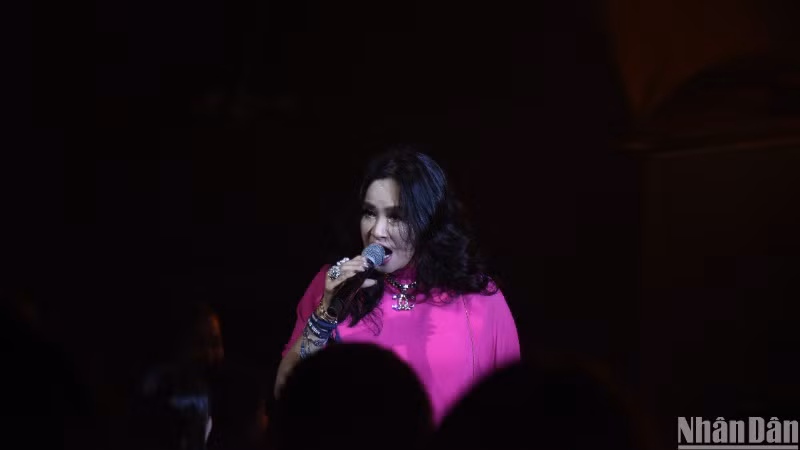 Nghệ sĩ Nhân dân Thanh Lam gặp lại khán giả Đà Nẵng trong một cảm xúc hạnh phúc, chị biểu diễn hết mình và không quên hẹn gặp lại khán giả Đà Nẵng trong một ngày gần nhất. (Ảnh: ANH ĐÀO)