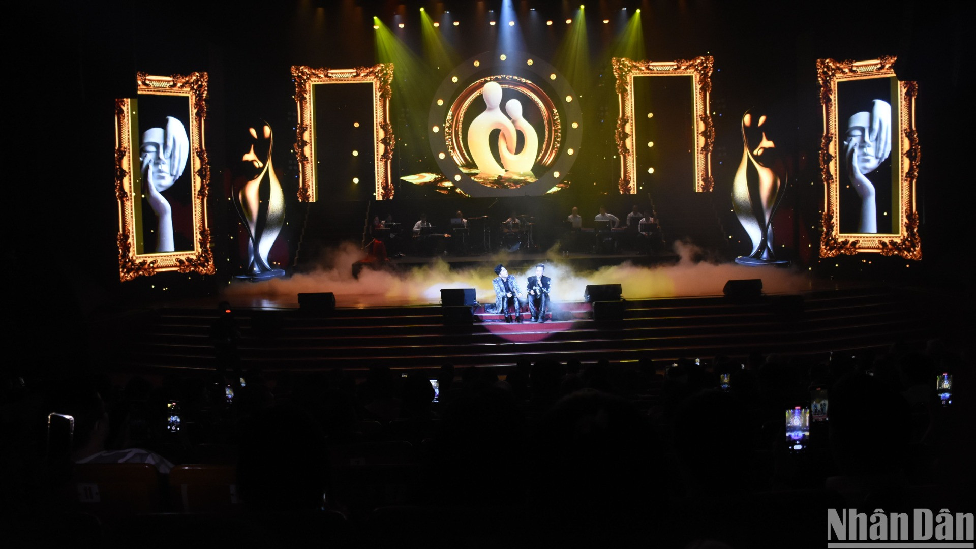 Ca sĩ Trung Quân Idol, kết hợp ăn ý với Dương trong những bản ballad tình ca đầy tự sự, lãng mạn, đem lại cho khán giả một trải nghiệm âm nhạc tuyệt vời. (Ảnh: ANH ĐÀO)