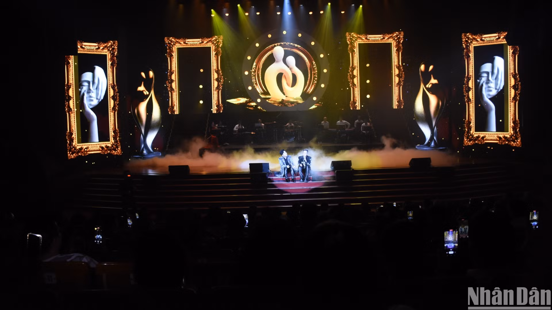 Ca sĩ Trung Quân Idol, kết hợp ăn ý với Dương trong những bản ballad tình ca đầy tự sự, lãng mạn, đem lại cho khán giả một trải nghiệm âm nhạc tuyệt vời. (Ảnh: ANH ĐÀO)