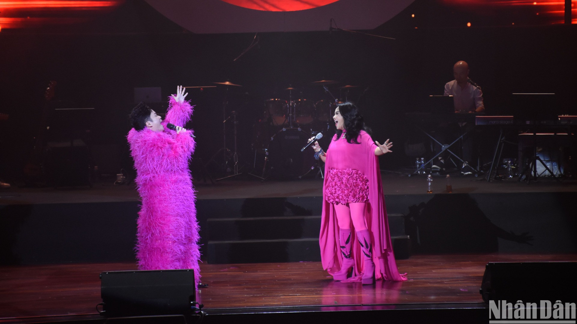 Nghệ sĩ Nhân dân Thanh Lam và Tùng Dương kết hợp ăn ý trong từng ca từ, đưa người nghe đi đến tận cùng cung bậc trầm bổng, luyến láy và lắng đọng của ca khúc Chia tay hoàng hôn, sáng tác Thuận Yến. (Ảnh: ANH ĐÀO)