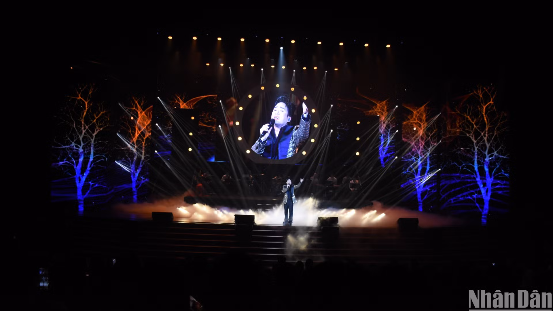 Tại chương trình, ca sĩ Tùng Dương thể hiện 6 ca khúc mới trong album "Đa vũ trụ" đến khán giả Đà Nẵng. (Ảnh: ANH ĐÀO)