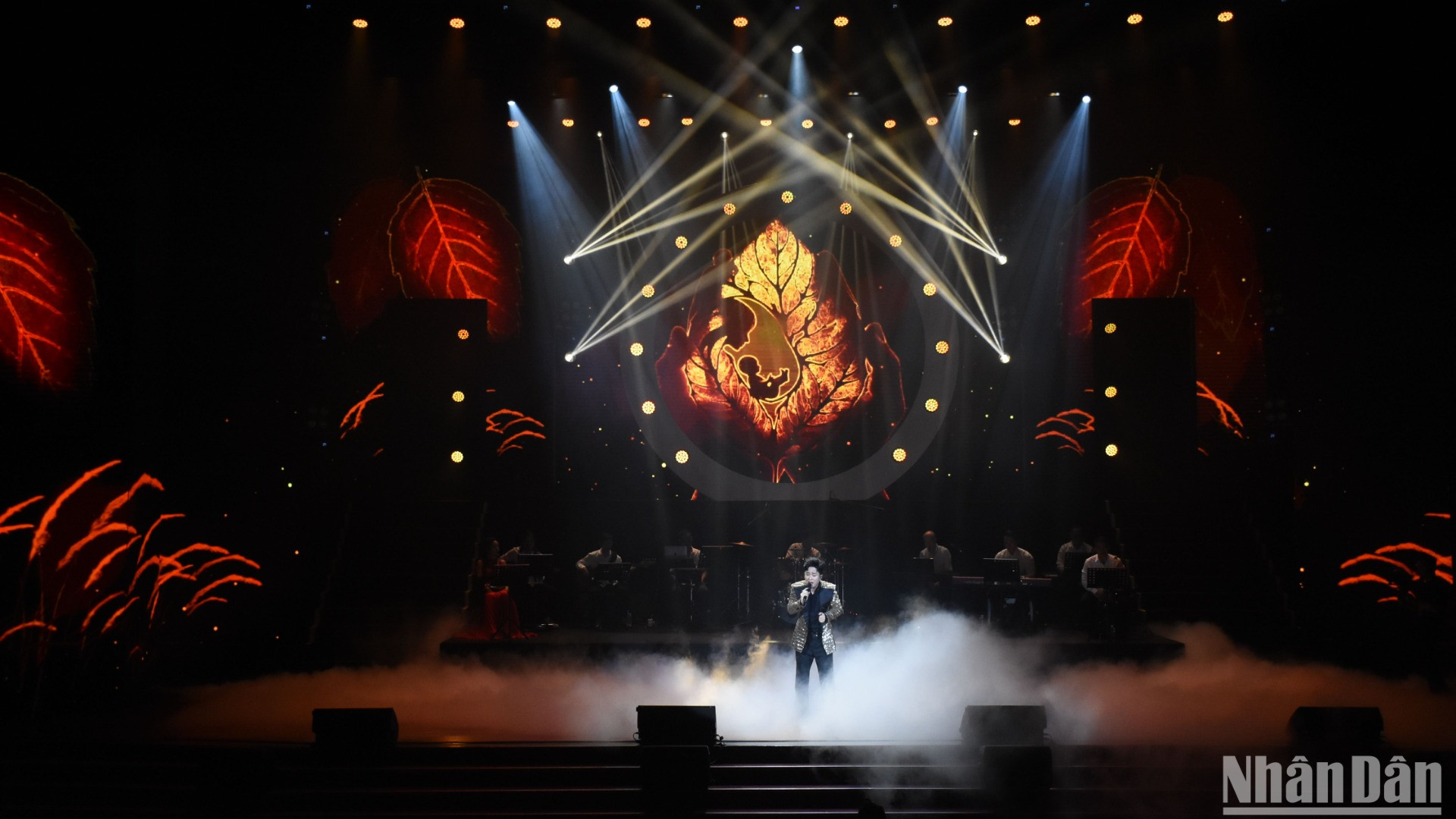 Khán giả yêu mến giọng hát Tùng Dương được gặp lại một Tùng Dương trong live concert "Người đàn ông hát" với hình ảnh của một Tùng Dương trưởng thành, chín chắn sau hành trình độc đạo nhưng vẫn cháy bỏng đam mê, luôn muốn khai phá những giá trị sáng tạo cho nghệ thuật. (Ảnh: ANH ĐÀO)