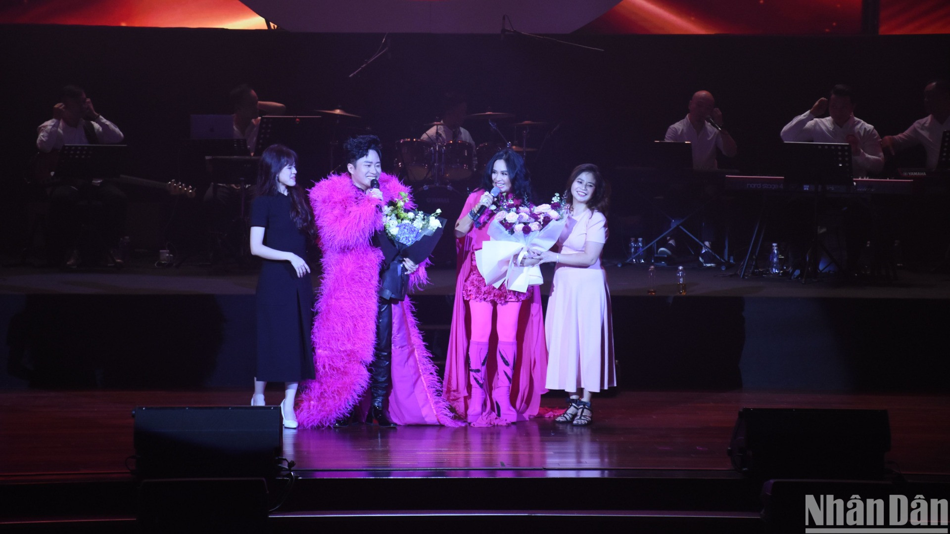 Đêm nhạc của Tùng Dương nhận được nhiều yêu mến của khán giả Đà Nẵng. (Ảnh: ANH ĐÀO)