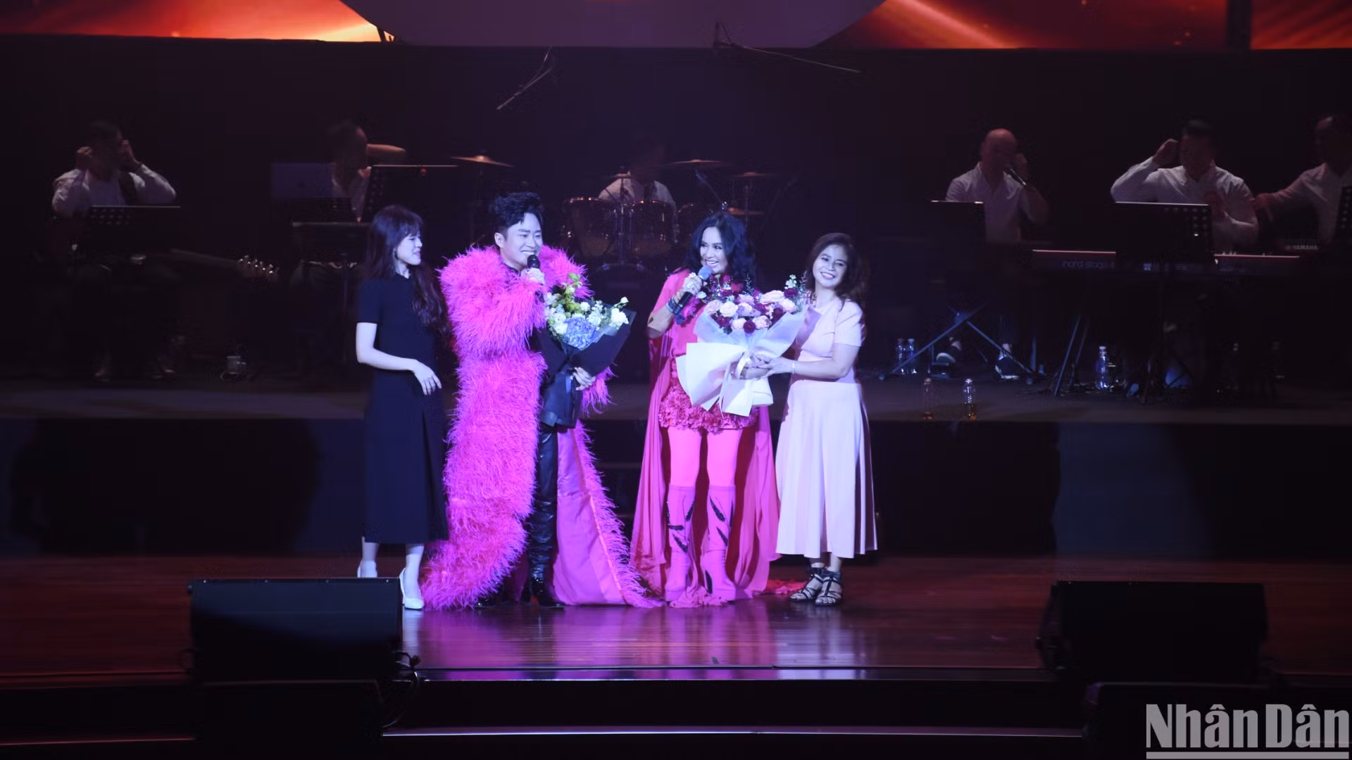 Đêm nhạc của Tùng Dương nhận được nhiều yêu mến của khán giả Đà Nẵng. (Ảnh: ANH ĐÀO)