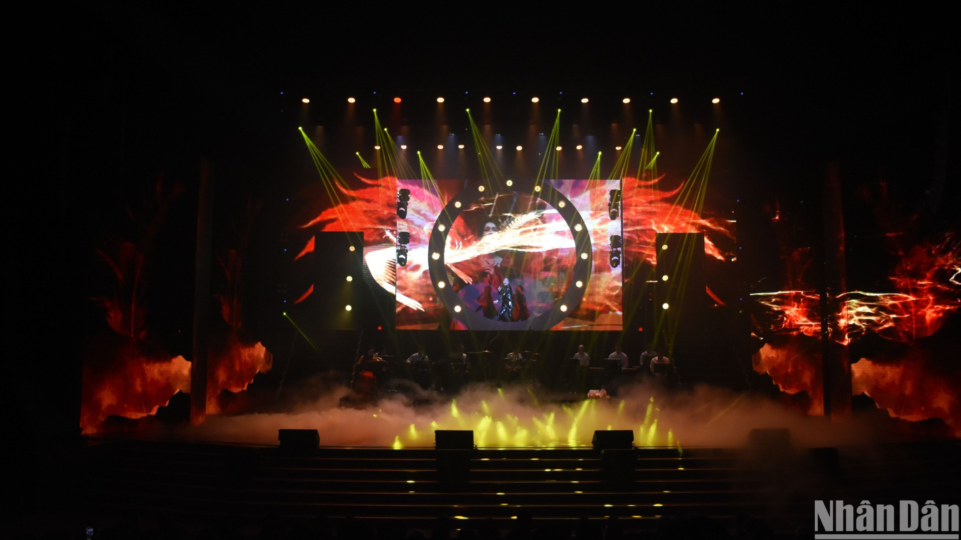 Ca sĩ Tùng Dương thể hiện ca khúc "Cánh chim Phượng hoàng" với sự hỗ trợ rapper Double2T. (Ảnh: ANH ĐÀO)