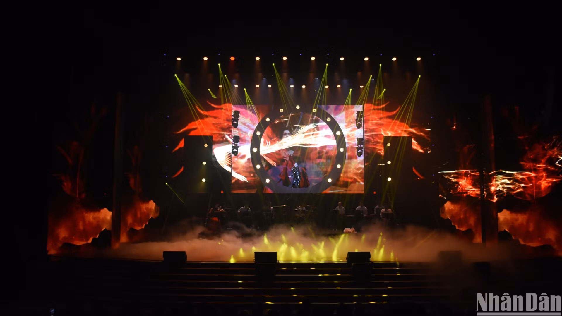 Ca sĩ Tùng Dương thể hiện ca khúc "Cánh chim Phượng hoàng" với sự hỗ trợ rapper Double2T. (Ảnh: ANH ĐÀO)