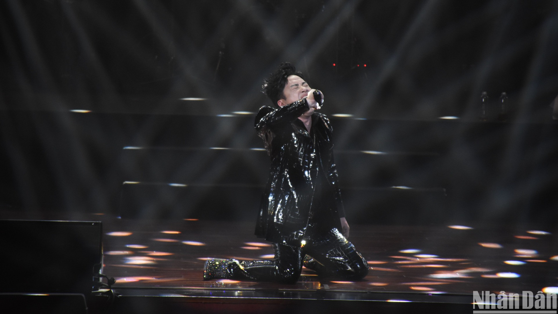 Ca sĩ Tùng Dương xúc động khi thể hiện lại ca khúc "Tái sinh" do Tăng Duy Tân sáng tác riêng cho anh. (Ảnh: ANH ĐÀO)