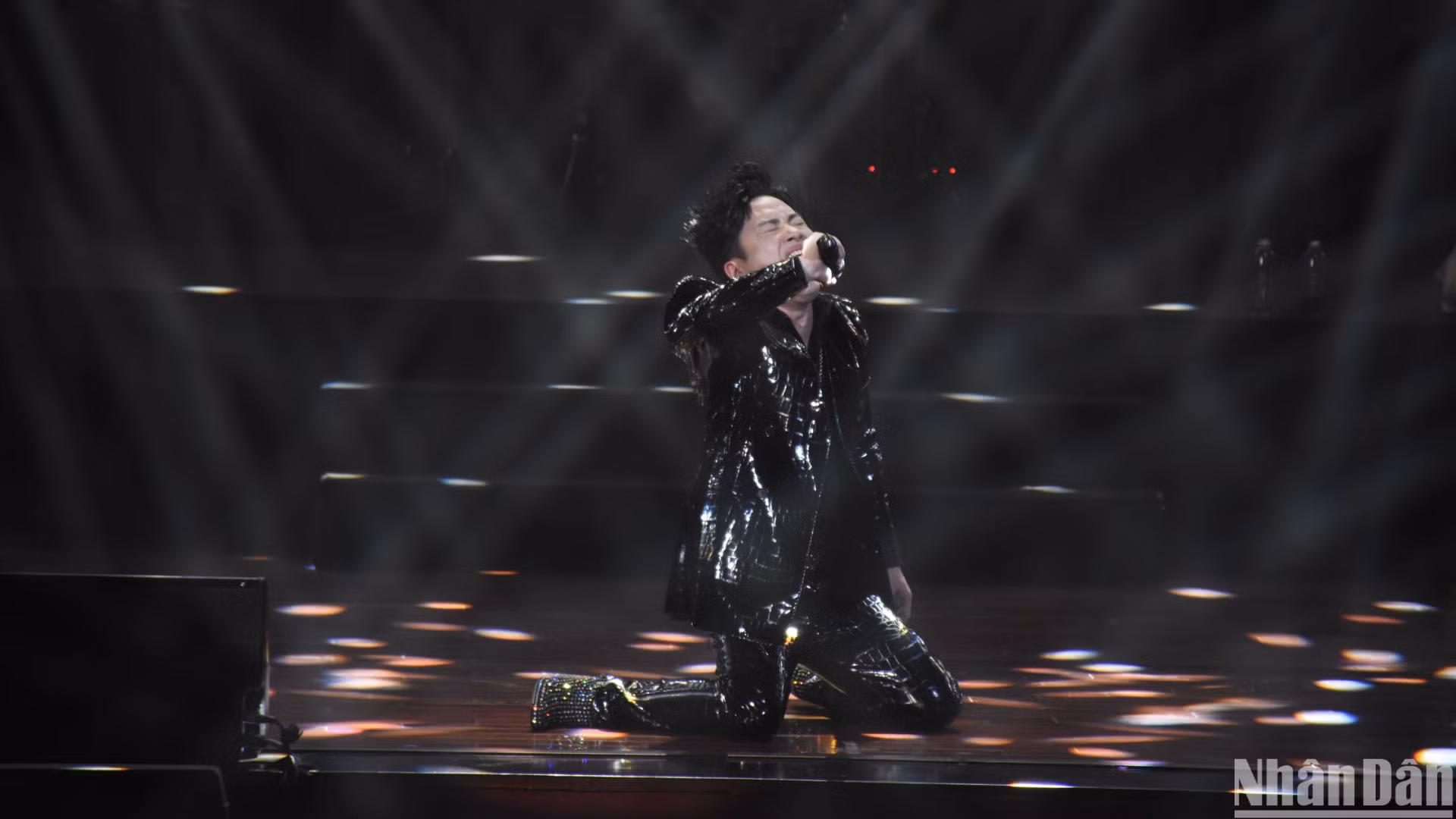 Ca sĩ Tùng Dương xúc động khi thể hiện lại ca khúc "Tái sinh" do Tăng Duy Tân sáng tác riêng cho anh. (Ảnh: ANH ĐÀO)