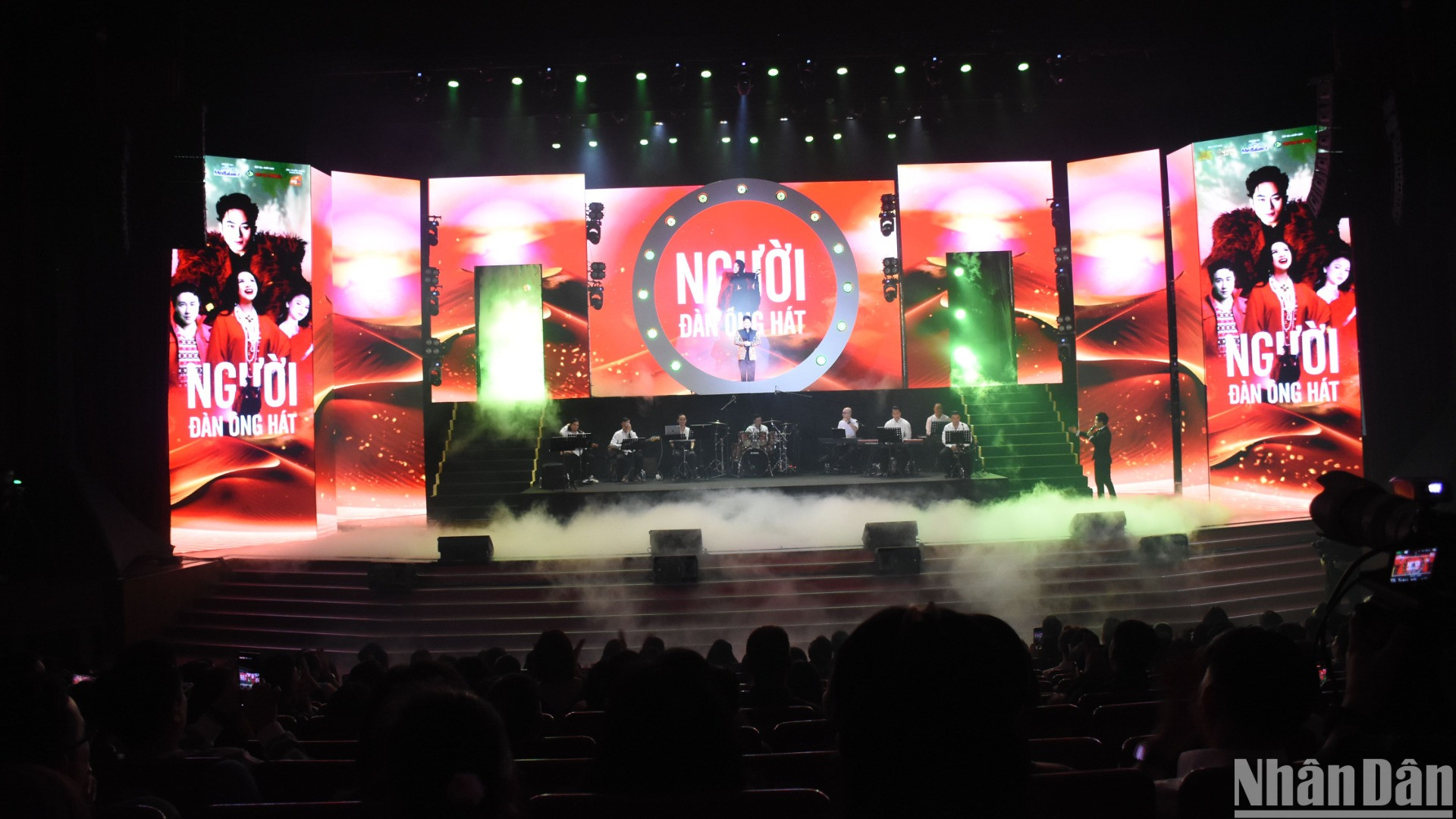 Live concert "Người đàn ông hát" của Tùng Dương được khán giả Đà Nẵng đón nhận nồng nhiệt. (Ảnh: ANH ĐÀO)