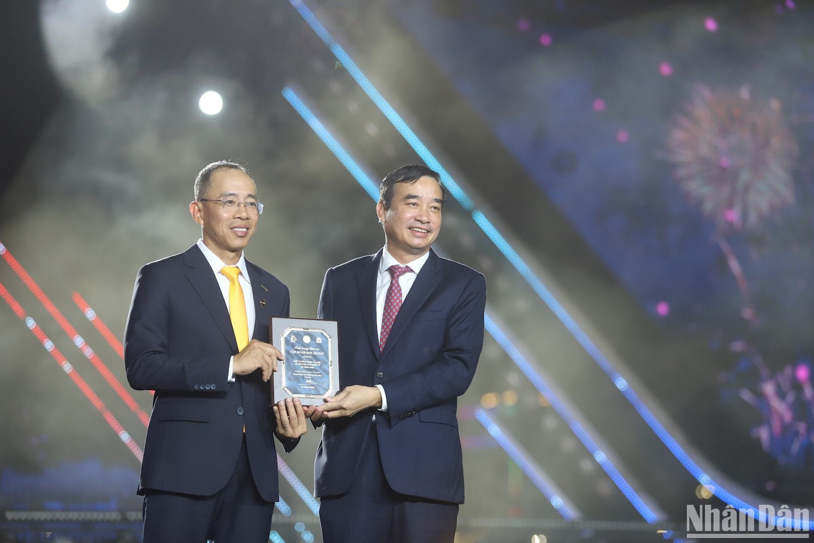 Chủ tịch UBND TP Đà Nẵng Lê Trung Chinh trao Kỷ niệm chương cho ông Huỳnh Nam Thắng - Phó Tổng giám đốc Sun Group Vùng Miền Trung. Ảnh ANH ĐÀO