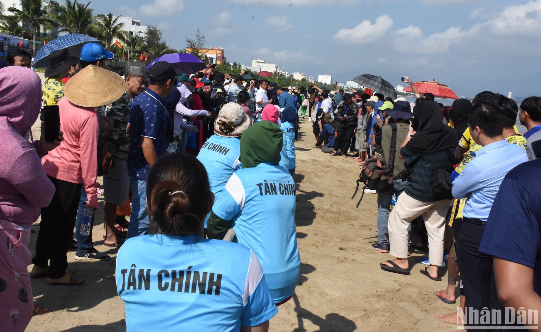 ...Và sôi nổi trong phần thi kéo co ngoài bãi biển (Ảnh: ANH ĐÀO)