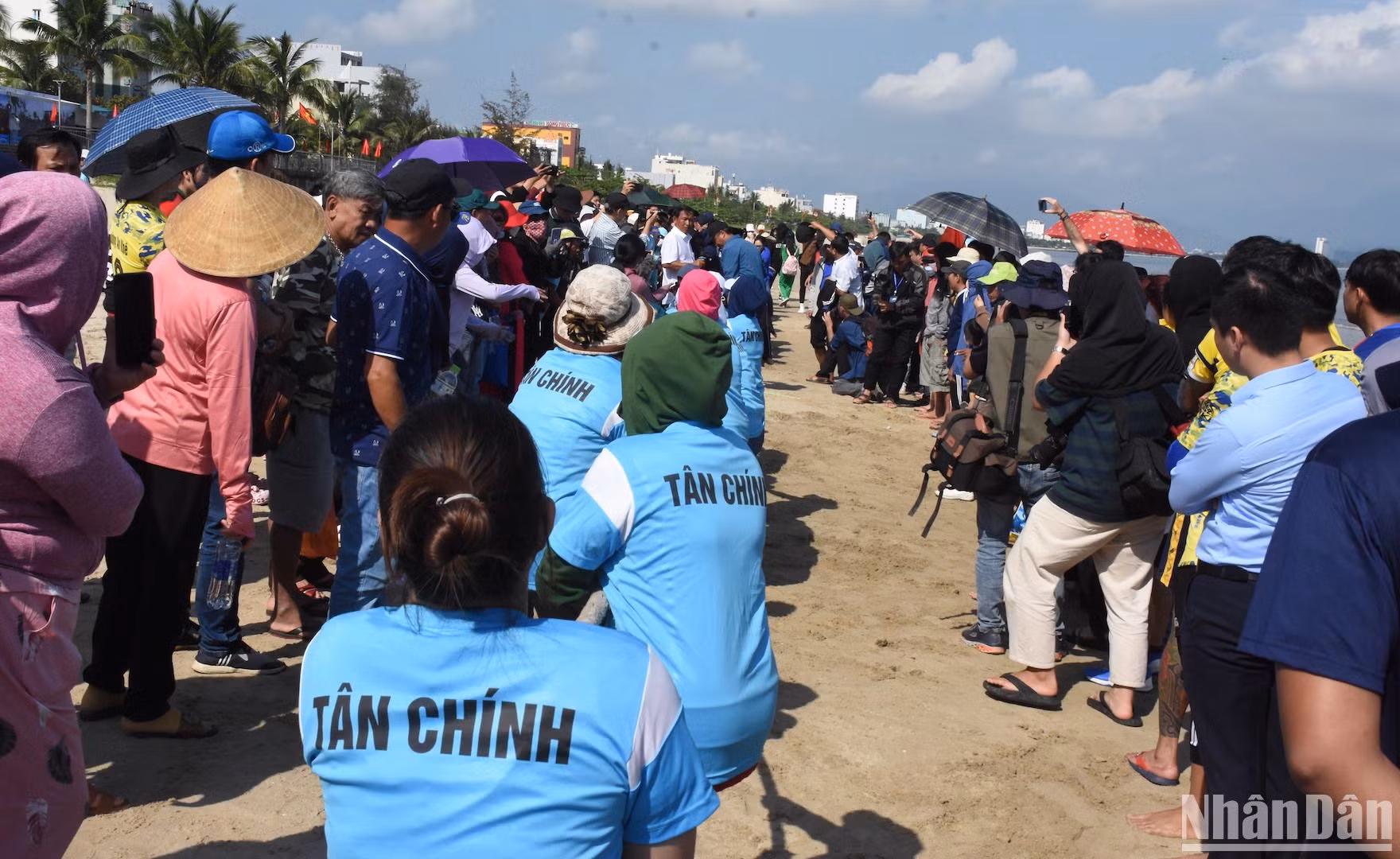 ...Và sôi nổi trong phần thi kéo co ngoài bãi biển (Ảnh: ANH ĐÀO)