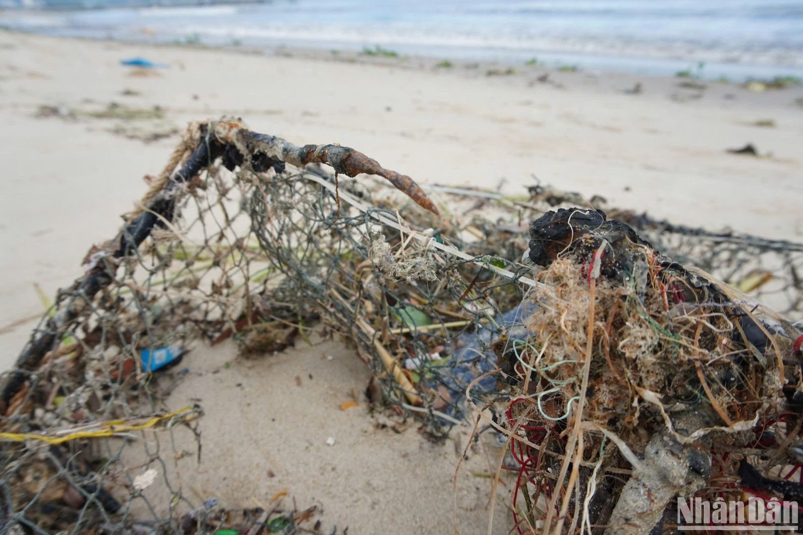 Ngư lưới cụ bị sóng đánh vào bờ biển sau ảnh hưởng bão số 4. (Ảnh: ANH ĐÀO)