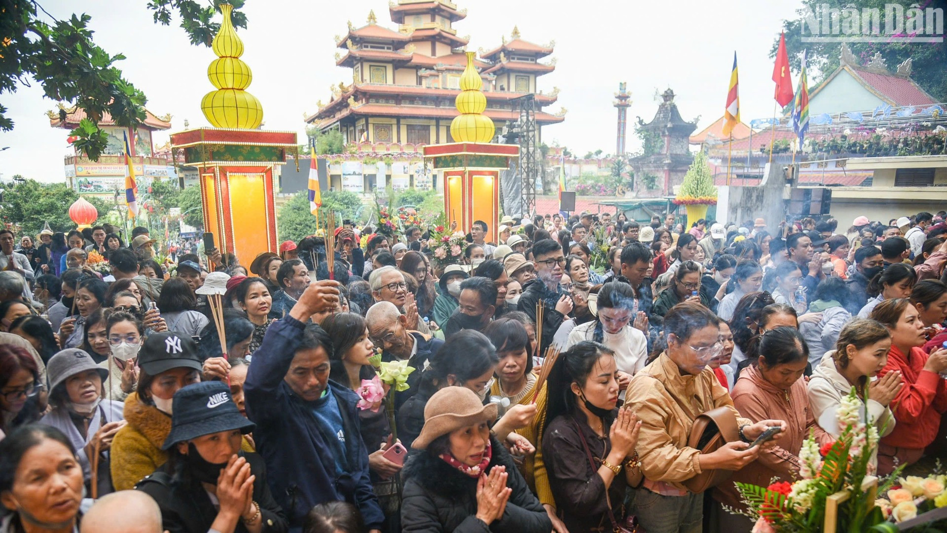 Người dân, du khách tham gia Lễ hội một cách trật tự, tôn nghiêm. (Ảnh: ANH ĐÀO) Người dân, du khách tham gia Lễ hội một cách trật tự, tôn nghiêm. (Ảnh: ANH ĐÀO)