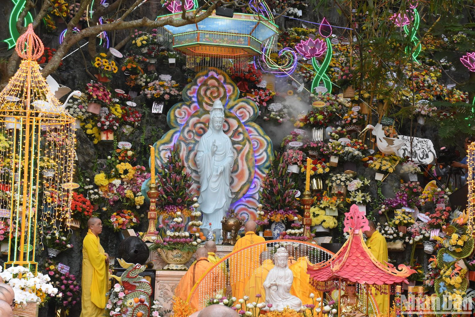 Nghi lễ niệm phật cầu gia hộ tại Lễ vía Đức Bồ tát Quán Thế Âm. (Ảnh: ANH ĐÀO)