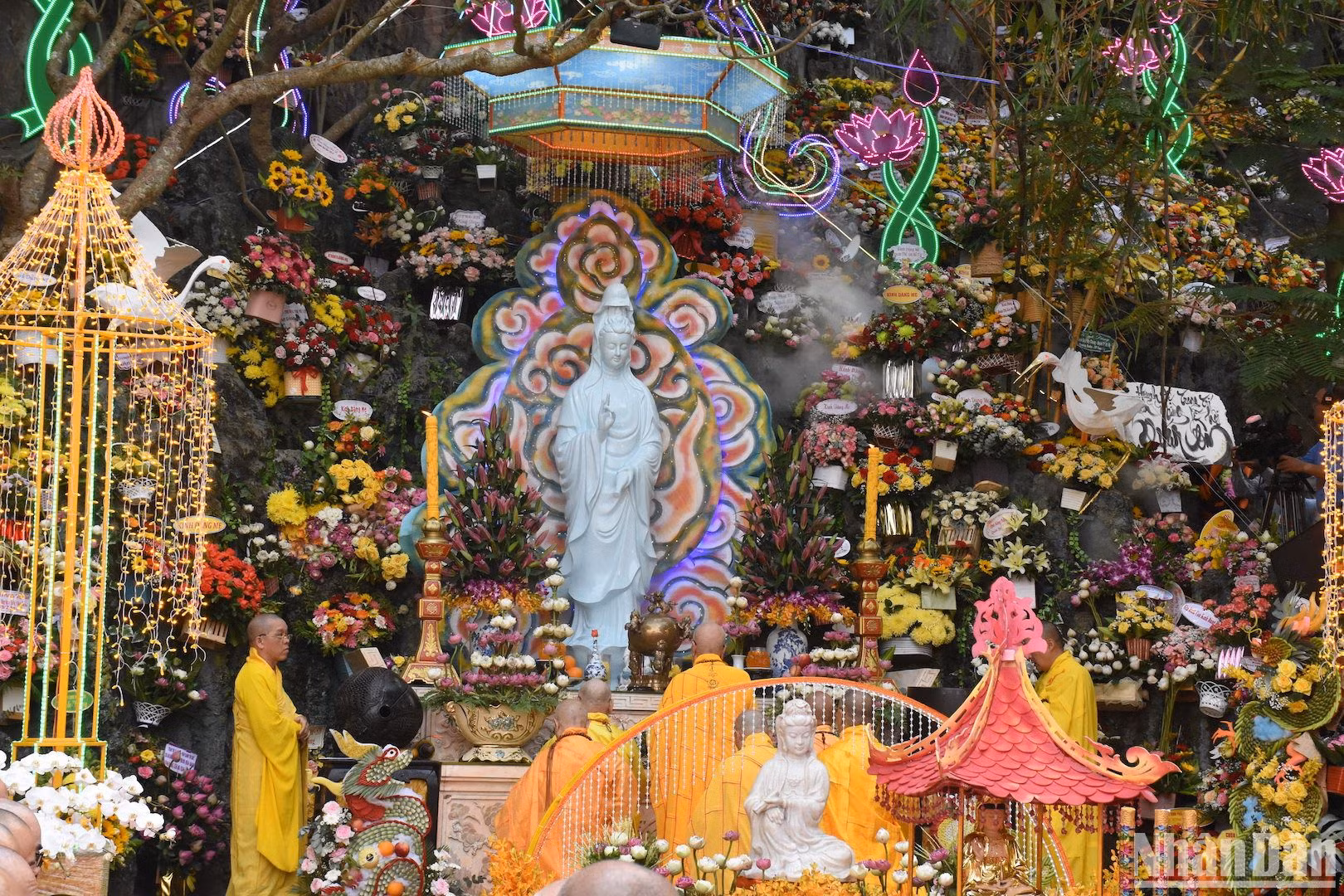 Nghi lễ niệm phật cầu gia hộ tại Lễ vía Đức Bồ tát Quán Thế Âm. (Ảnh: ANH ĐÀO)