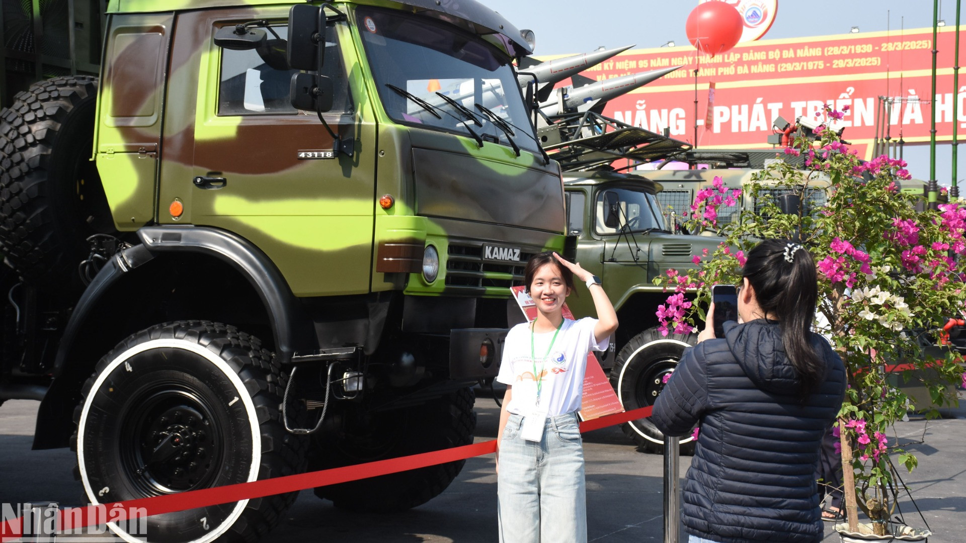 Các bạn trẻ Đà Nẵng ghi lại những khoảnh khắc đẹp tại triển lãm. (Ảnh: ANH ĐÀO)