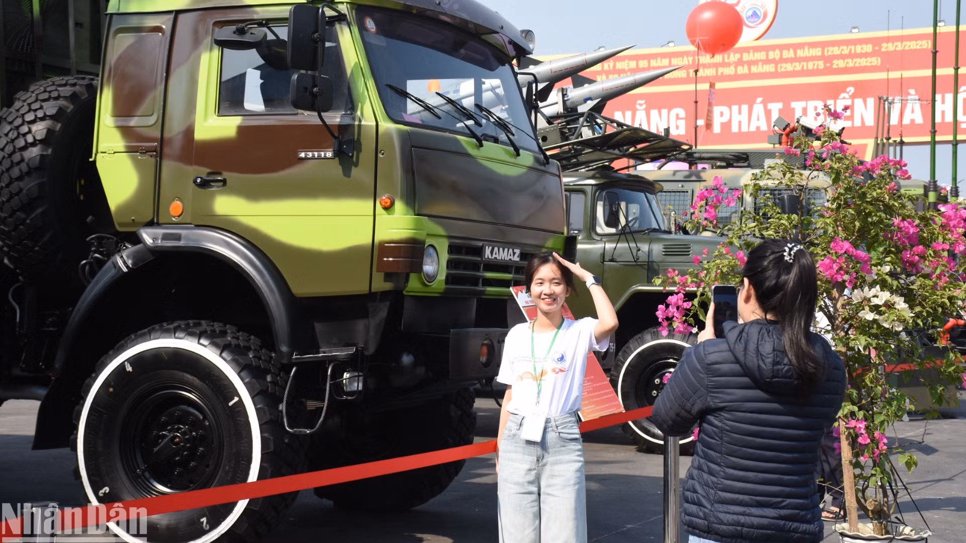 Các bạn trẻ Đà Nẵng ghi lại những khoảnh khắc đẹp tại triển lãm. (Ảnh: ANH ĐÀO)