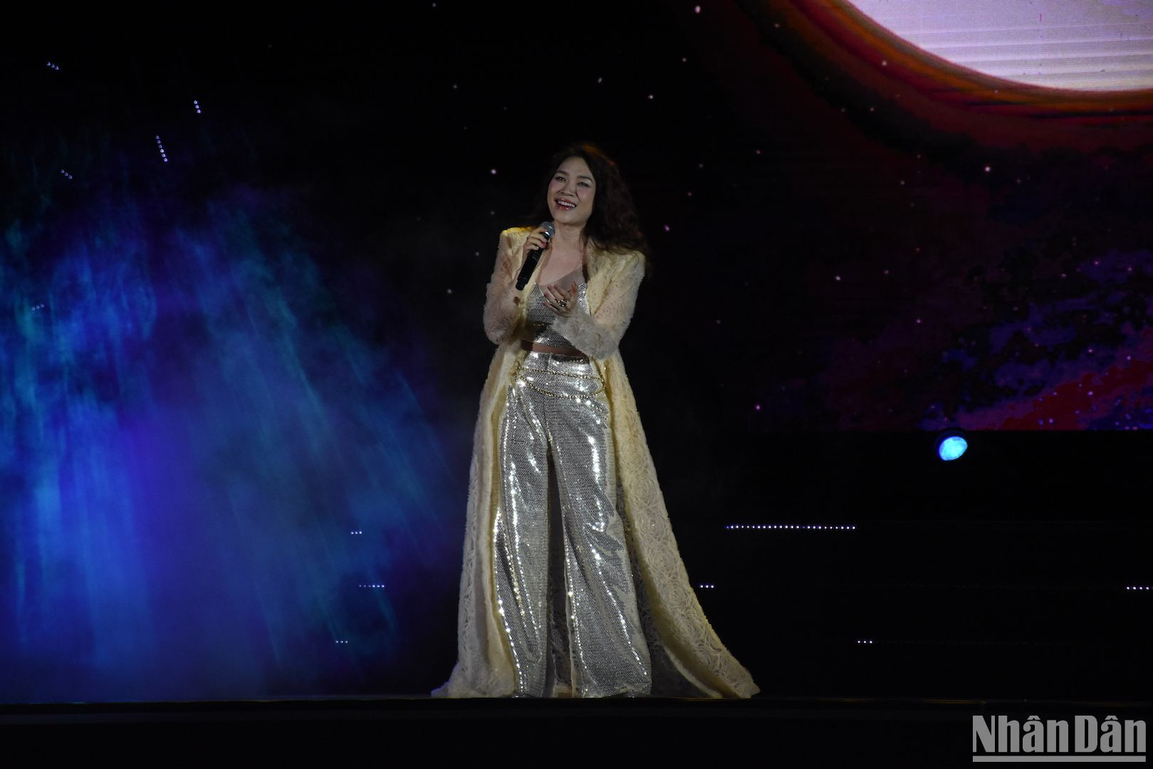 Ca sĩ Mỹ Tâm - người con thân yêu của Đà Nẵng mang đến cho đêm khai mạc lễ hội những giây phút thăng hoa trong cảm xúc. (Ảnh: ANH ĐÀO) Ca sĩ Mỹ Tâm - người con thân yêu của Đà Nẵng mang đến cho đêm khai mạc lễ hội những giây phút thăng hoa trong cảm xúc. (Ảnh: ANH ĐÀO)