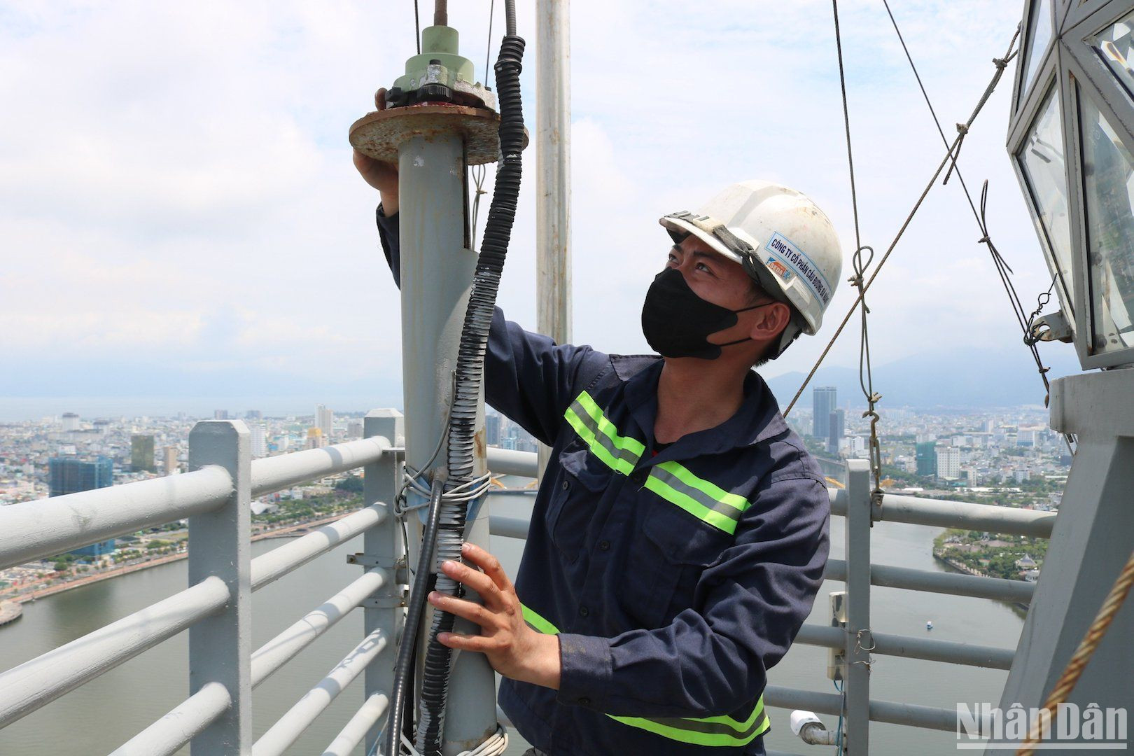 Anh Tán Thịnh, Đội phó Đội Vận hành cầu, đang kiểm tra hệ thống vận thăng trên đỉnh tháp cầu Trần Thị Lý. (Ảnh: ANH ĐÀO) Anh Tán Thịnh, Đội phó Đội Vận hành cầu, đang kiểm tra hệ thống vận thăng trên đỉnh tháp cầu Trần Thị Lý. (Ảnh: ANH ĐÀO)