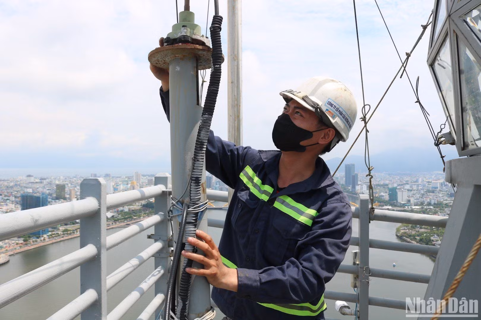 Anh Tán Thịnh, Đội phó Đội Vận hành cầu, đang kiểm tra hệ thống vận thăng trên đỉnh tháp cầu Trần Thị Lý. (Ảnh: ANH ĐÀO)