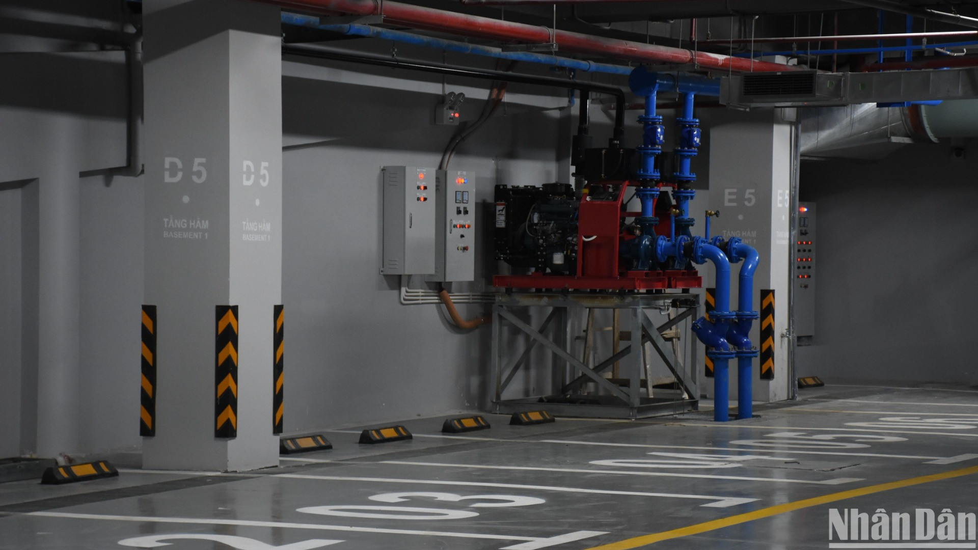 Hệ thống tầng hầm với các khu vực để xe được đầu tư hiện đại, có cảnh báo ngập lụt. (Ảnh: ANH ĐÀO)