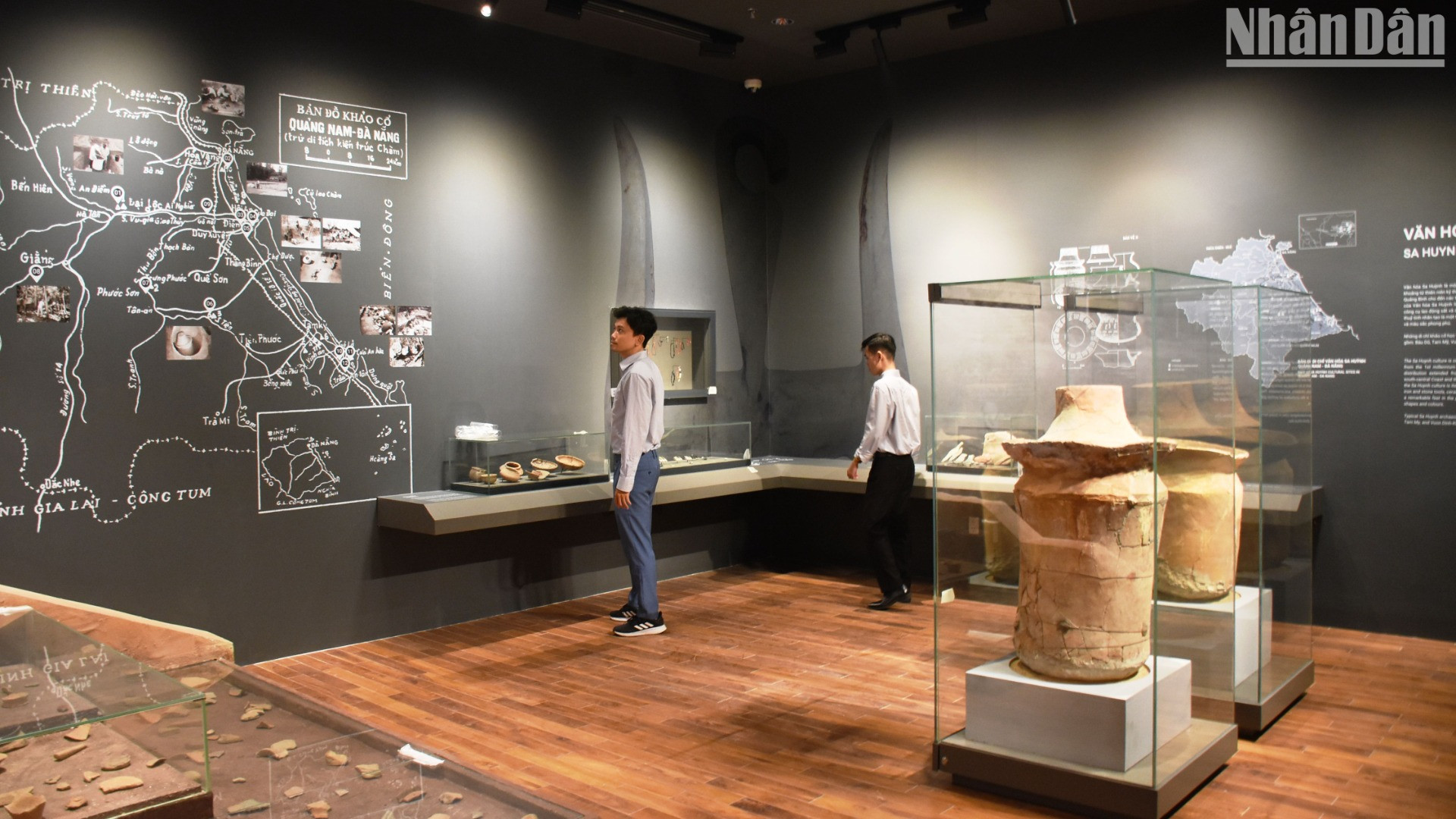 Chỉ dẫn không gian trưng bày hiện đại tại Bảo tàng Đà Nẵng được thiết kế logic theo dòng lịch sử, bảo đảm tính chuẩn xác. (Ảnh: ANH ĐÀO)