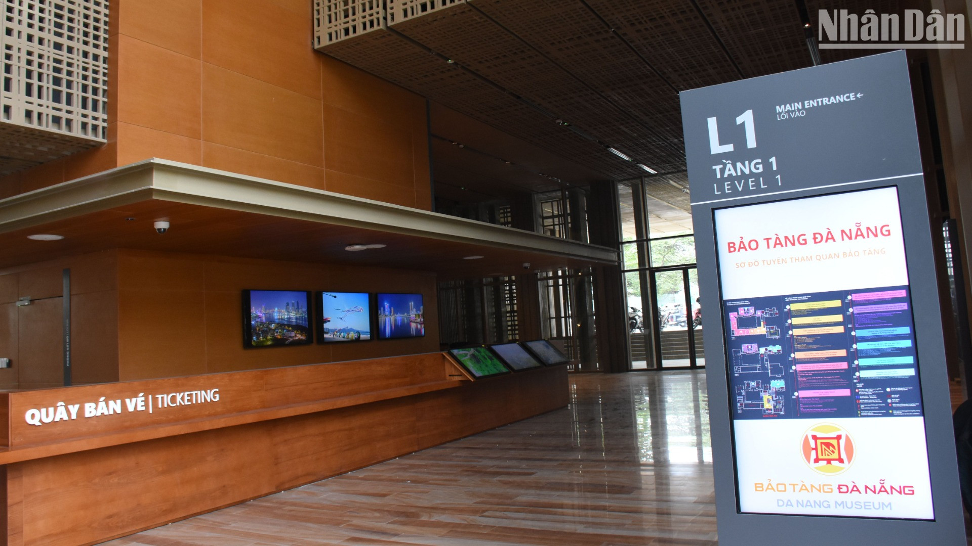 Khu vực sảnh 1 bước vào không gian tham quan bảo tàng với các hệ thống bảng led tự động. (Ảnh: ANH ĐÀO)