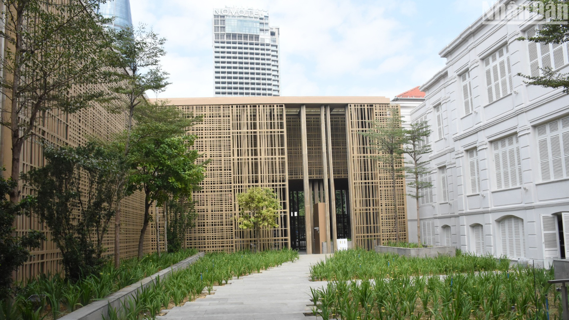 Không gian xanh trong khuôn viên Bảo tàng Đà Nẵng. (Ảnh: ANH ĐÀO)