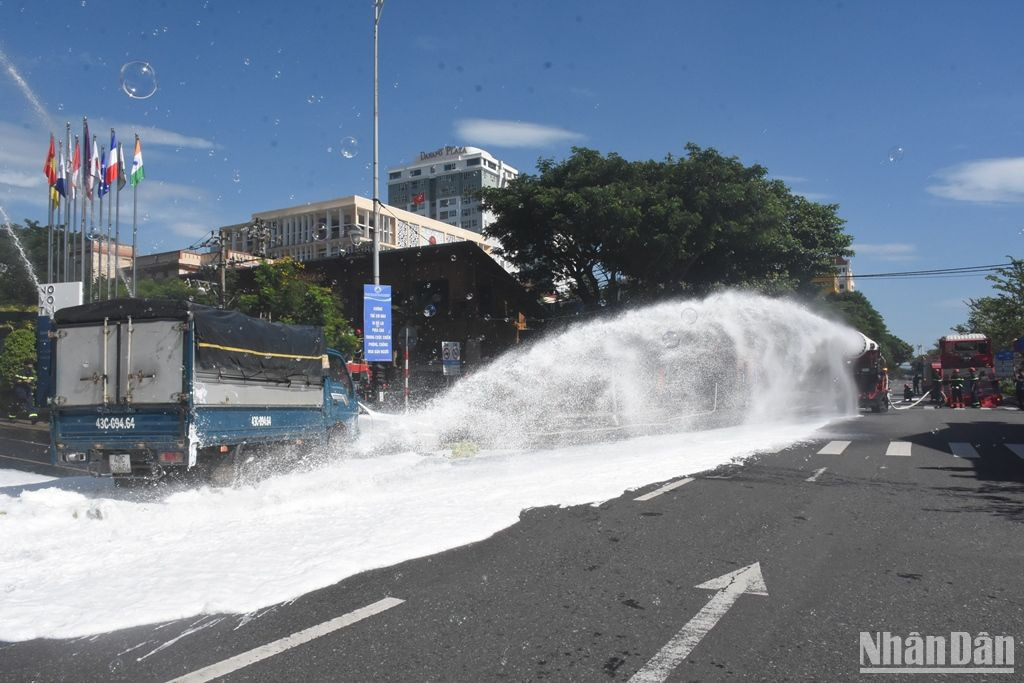 “Siêu robot” chữa cháy điều khiển từ xa TAF35 được điều đến hiện trường phun nước, dập lửa. (Ảnh: ANH ĐÀO)