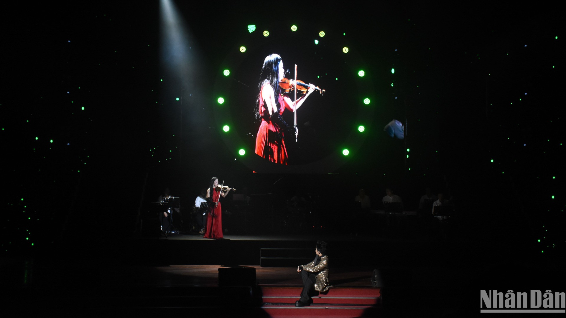 Đêm nhạc đưa người nghe tới nhiều cung bậc cảm xúc, có yêu thương, lắng đọng và cả những chơi vơi. (Ảnh: ANH ĐÀO)