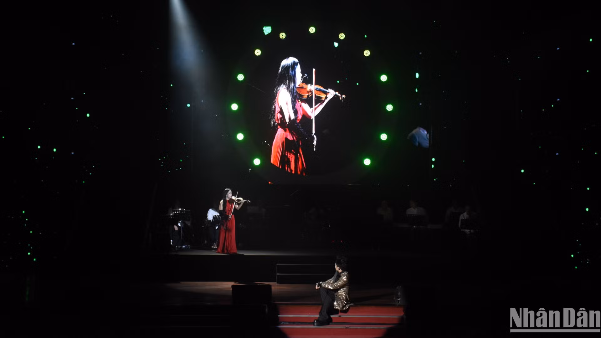 Đêm nhạc đưa người nghe tới nhiều cung bậc cảm xúc, có yêu thương, lắng đọng và cả những chơi vơi. (Ảnh: ANH ĐÀO)