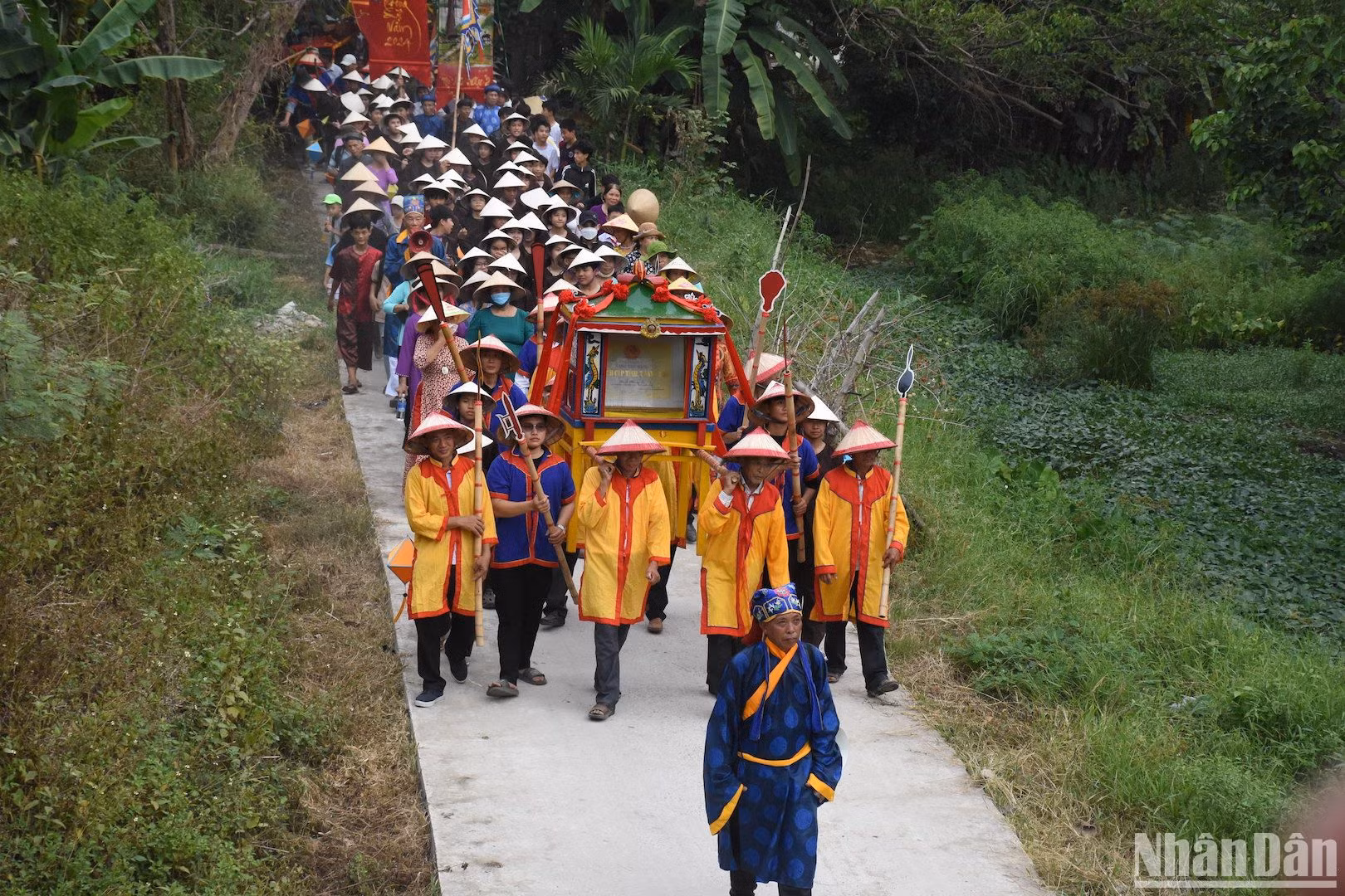 Tham gia đoàn rước Mục đồng, có rất nhiều người dân địa phương. (Ảnh: ANH ĐÀO)