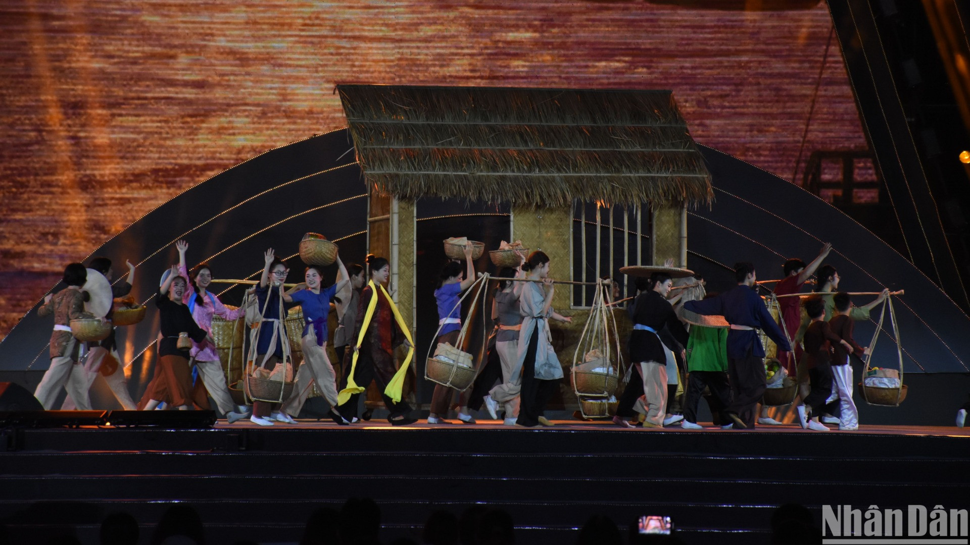 Chương trình nghệ thuật đặc biệt được tổ chức nhằm tuyên truyền sâu rộng về truyền thống lịch sử, văn hóa, lòng yêu nước, chủ nghĩa anh hùng cách mạng, ý chí tự lực, tự cường và tinh thần đại đoàn kết của người Đà Nẵng. (Ảnh: ANH ĐÀO)